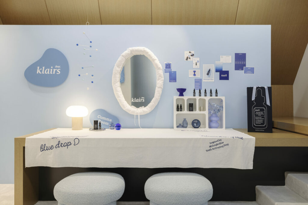 The third floor unveils a blue-themed photo zone and a relaxing lounge area.